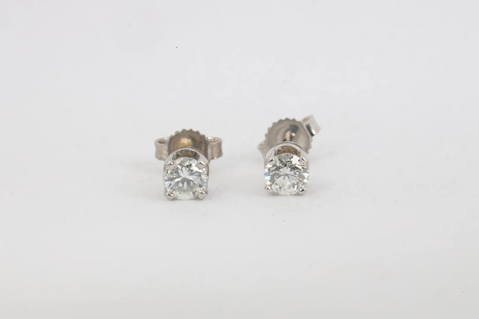 14k White Gold 0.64tcw Diamond Stud Earrings (1.19g.)