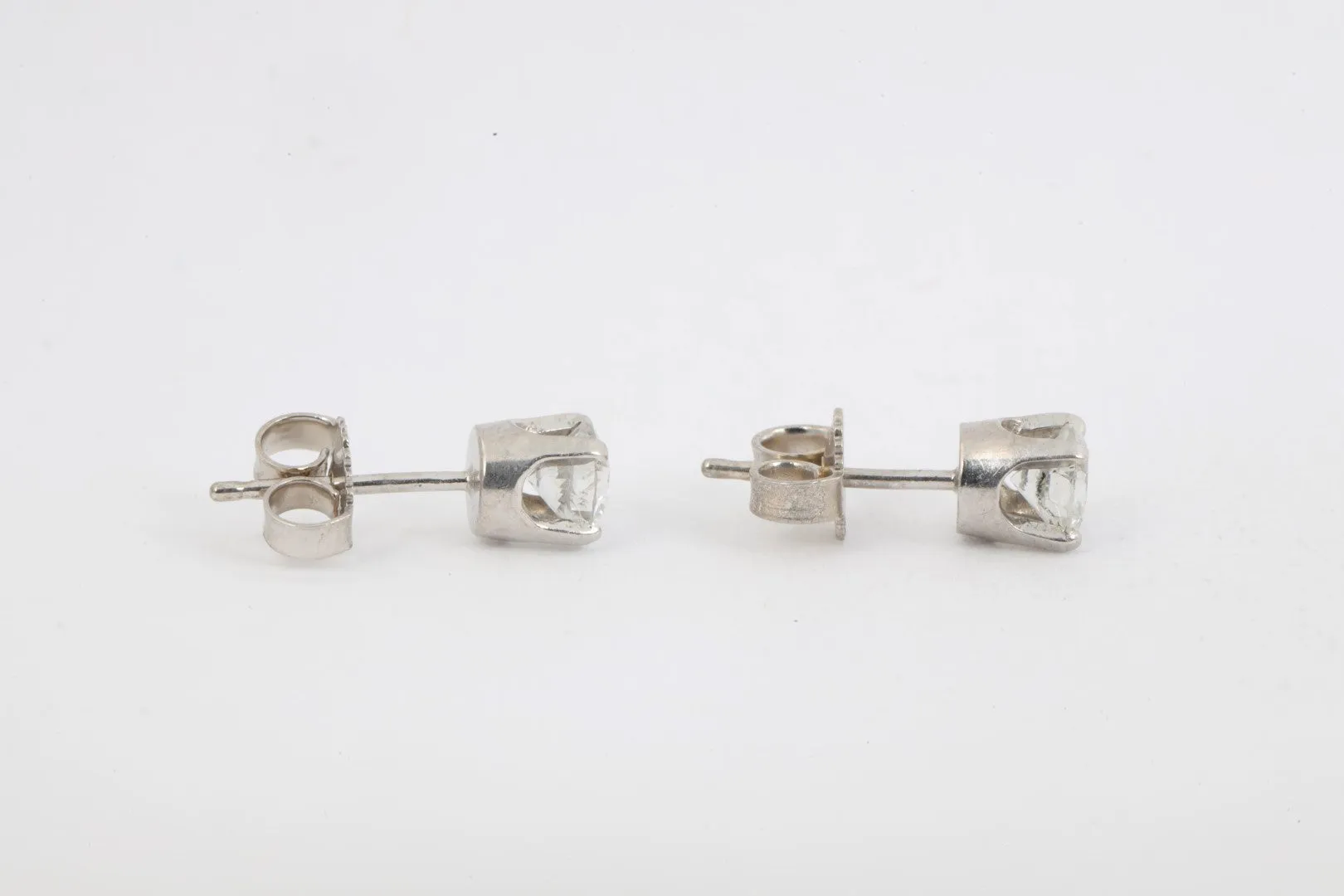 14k White Gold 0.64tcw Diamond Stud Earrings (1.19g.)