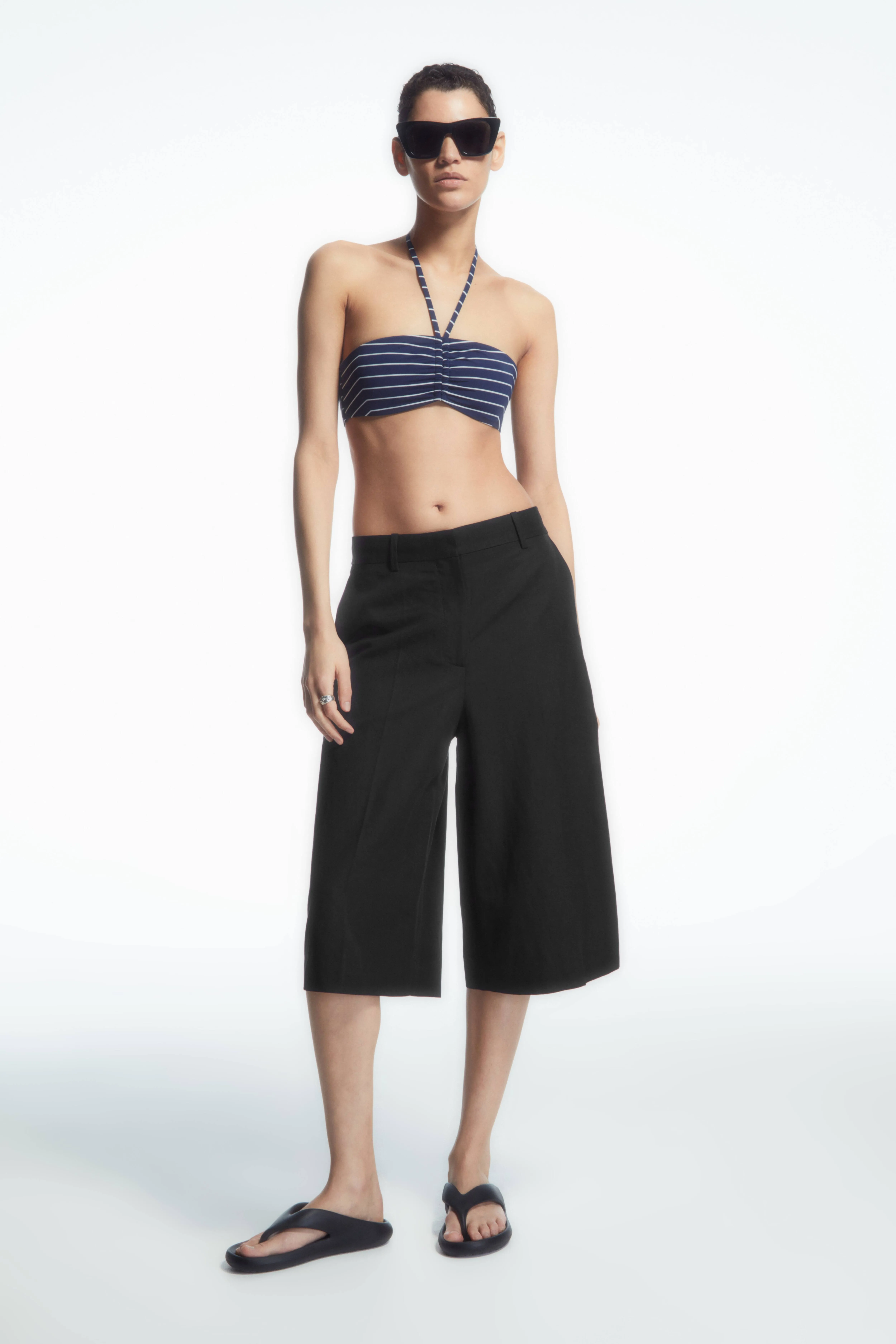 HALTERNECK BANDEAU BIKINI TOP - Halterneck - Sleeveless - NAVY / STRIPED - Ladies | H&M GB