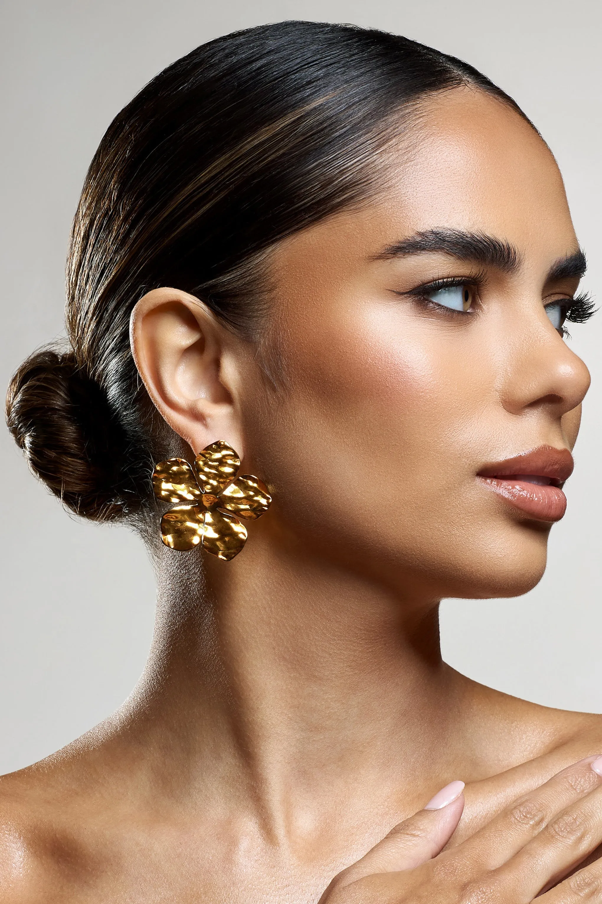 Kalina | Gold Flower Earrings With Hammered Finish