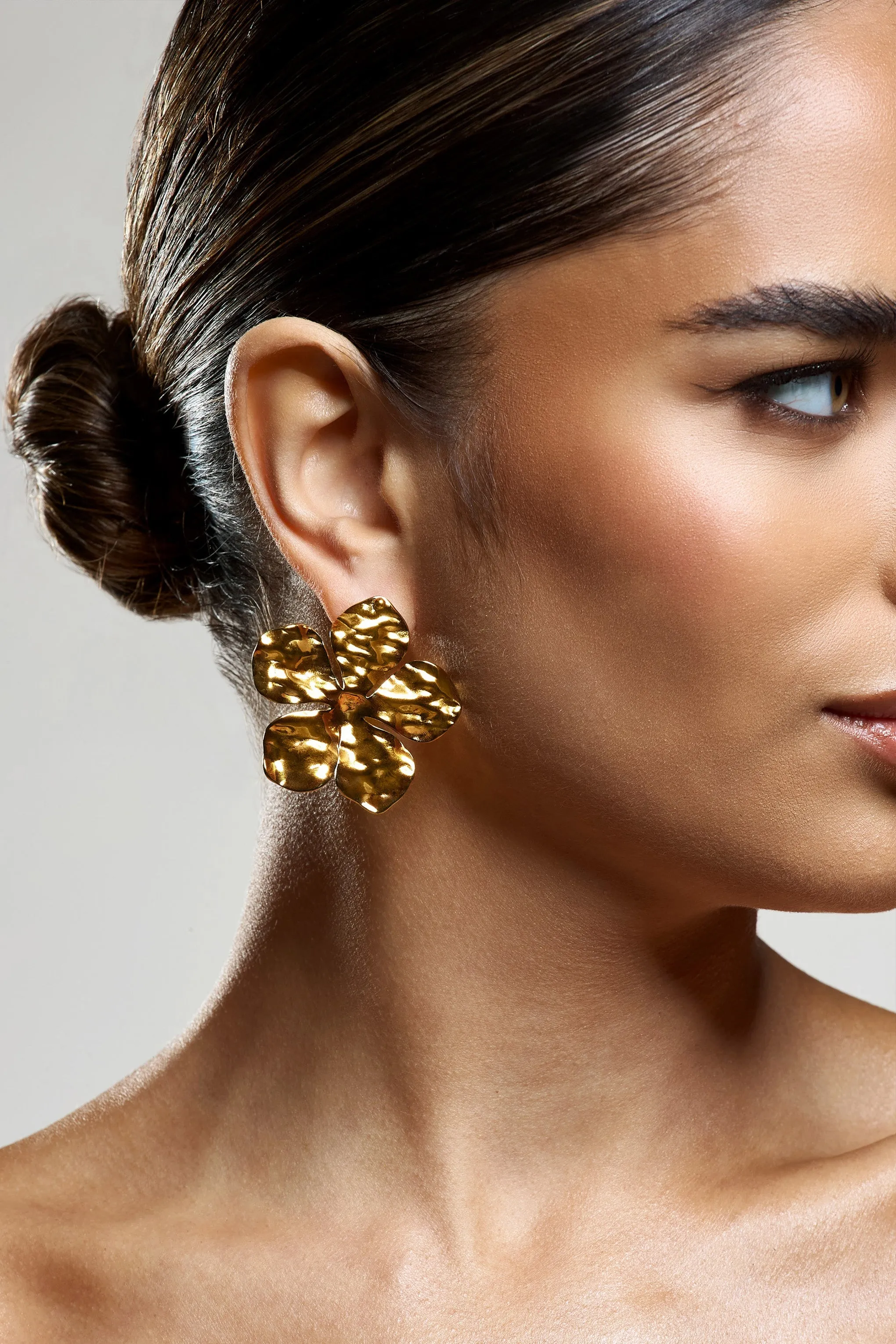 Kalina | Gold Flower Earrings With Hammered Finish