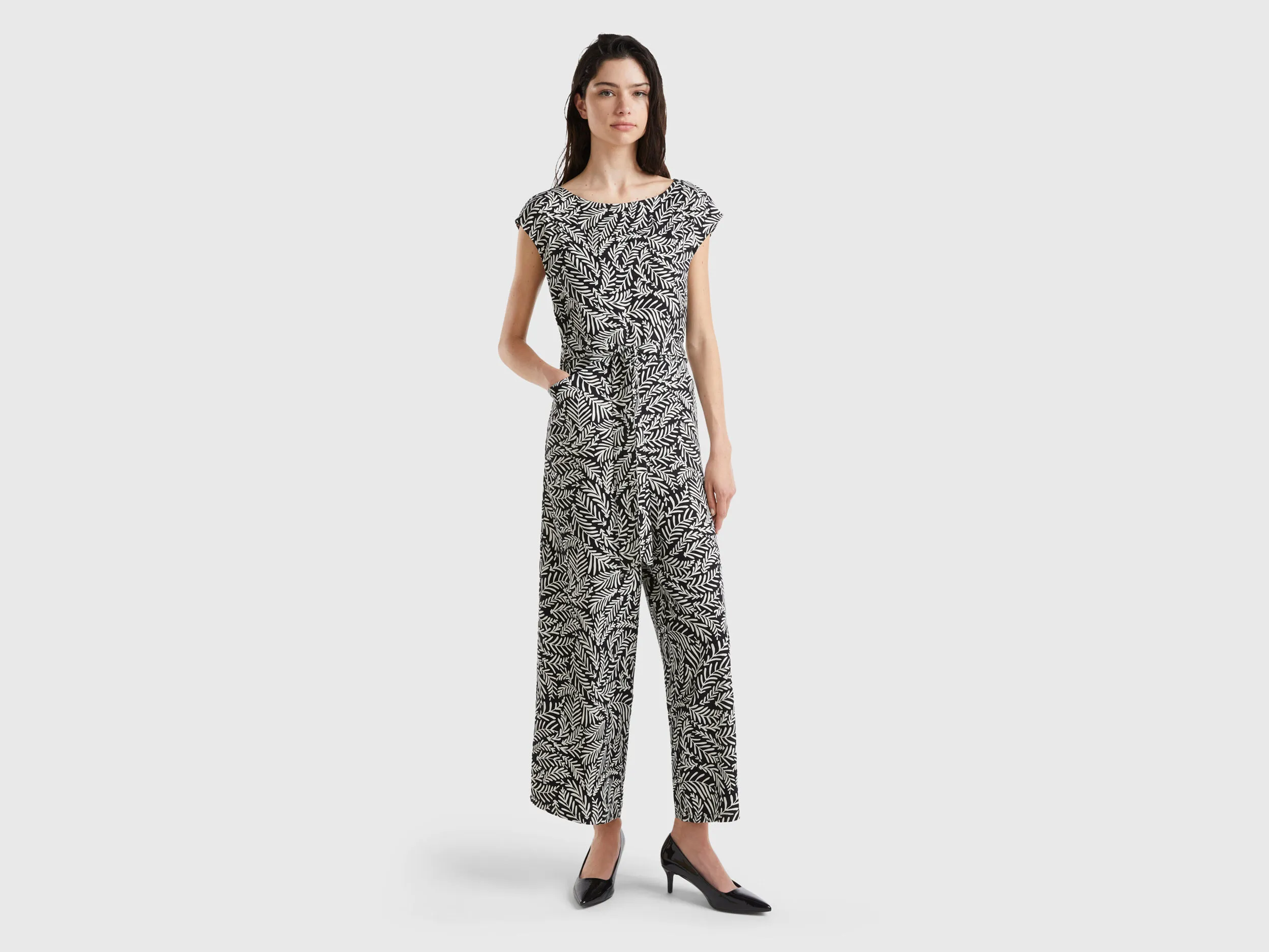 Patterned tracksuit in sustainable viscose - Black | Benetton